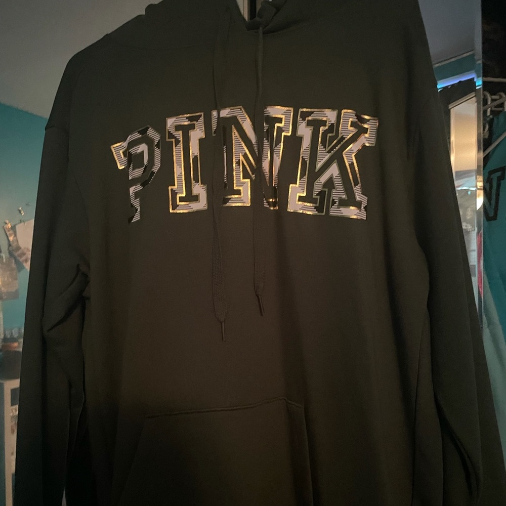 This was a gift to me. This hoodie has never been worn. Just isn’t my color.